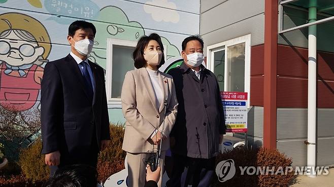 충남 방문 소회 밝히는 김혜경 씨 (당진=연합뉴스) 정찬욱 기자 = 김혜경 씨가 6일 당진시 순성면 백석올미영농조합을 방문한 자리에서 지난 4일 천안·아산을 시작으로 2박 3일간 충남을 방문한 소회를 밝히고 있다. 2022.1.6 jchu2000@yna.co.kr