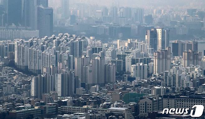 서울 중구 남산에서 바라본 서울시내 아파트의 모습. 2022.1.2/뉴스1 © News1 김진환 기자