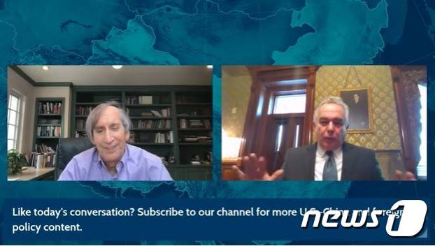 커트 캠벨 미 백악관 국가안보회의 인도·태평양 조정관(오른쪽)이 6일(현지시간) 미국의 싱크탱크 중 하나인 카네기국제평화기금이 주최한 화상 대담에 참여하고 있다. © 뉴스1(유튜브 캡처)
