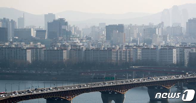 서울 성동구 응봉산에서 바라본 강남일대 모습. 2022.1.6/뉴스1 © News1 허경 기자