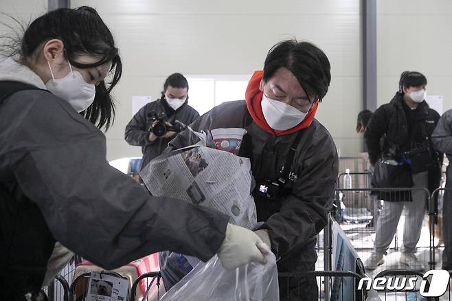 안철수 국민의당 대선 후보가 7일 오전 남양주시 동물보호단체 위액트 남양주 대피소에서 '안철수를 팝니다' 철수마켓의 일환으로 구조견 봉사활동을 하고 있다. 2022.1.7/뉴스1 © News1 이승배 기자