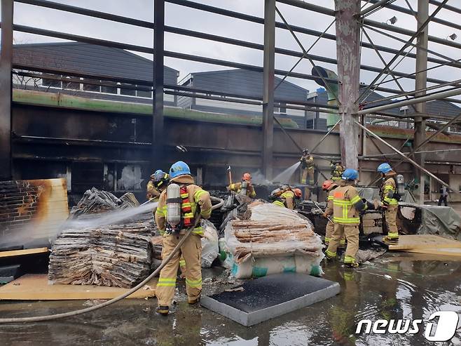 지난 5일 영도구 스티로폼 공장에서 발생한 화재 현장.(부산소방재난본부 제공)© 뉴스1