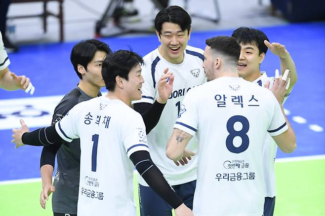프로배구 우리카드 선수들이 7일 수원체육관에서 열린 한국전력과의 경기에서 득점 후 기뻐하고 있다. (KOVO 제공) © 뉴스1