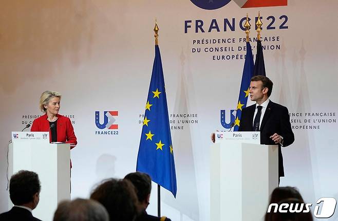 우르줄라 폰데어라이엔 유럽연합 집행위원장(왼쪽)과 에마뉘엘 마크롱 프랑스 대통령이 7일 엘리제궁에서 회담한 뒤 발언하고 있다. © AFP=뉴스1