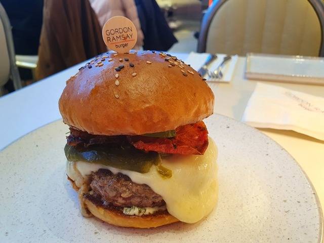 서울 송파구 롯데월드몰 '고든 램지 버거'에서 시그니처 메뉴인 '헬스키친 버거'를 판매 중이다. /신정인 인턴기자