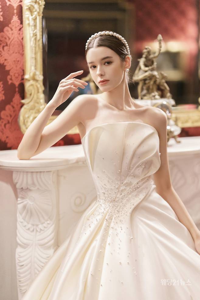 사진 : 웨딩드레스 브라이드메르시(청담점,&nbsp;부산점,&nbsp;대구점,&nbsp;광주점,&nbsp;대전점,&nbsp;진주점,&nbsp;원주점,&nbsp;워싱턴점),&nbsp;포토그래퍼 신승원, 이경선,&nbsp;영상감독 서동혁, 김하얀(세인트지지오티),&nbsp;디렉팅 김미아,&nbsp;모델 에바, 예바,&nbsp;헤어 설영 메이크업 양경(설영),&nbsp;제품협찬 벨앤누보, 수야, 슈즈드블랑,&nbsp;JM다이아몬드,&nbsp;플라워 박플로,&nbsp;로케이션 레스케이프호텔&nbsp;
