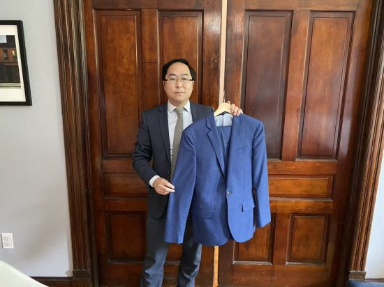 앤디 김 미 하원의원이 미 국립 미국사 박물관에 기증한 양복을 들어보기오 깄다(앤디 김 의원 트위터 캡처)