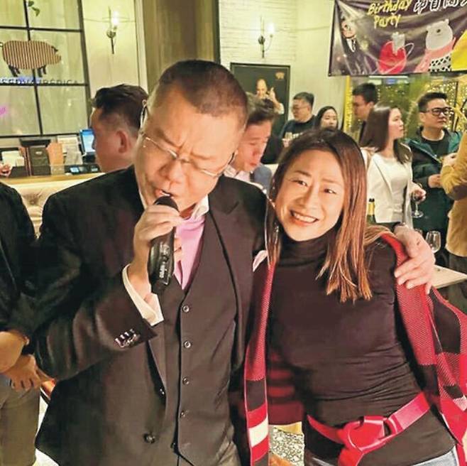 훙웨이민(왼쪽) 전국인민대표대회 홍콩 대표가 지난 3일 자신의 생일 파티장에서 노래를 부르고 있다./홍콩 명보 캡처