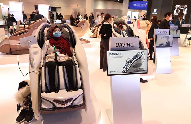 세계 최대 전자·IT 전시회인 'CES 2022' 이 개막한 5일(현지시간) 미국 라스베이거스 컨벤션센터에 설치된 바디프랜드 전시관을 찾은 관람객이 안마의자를 체험하고 있다. / 연합뉴스