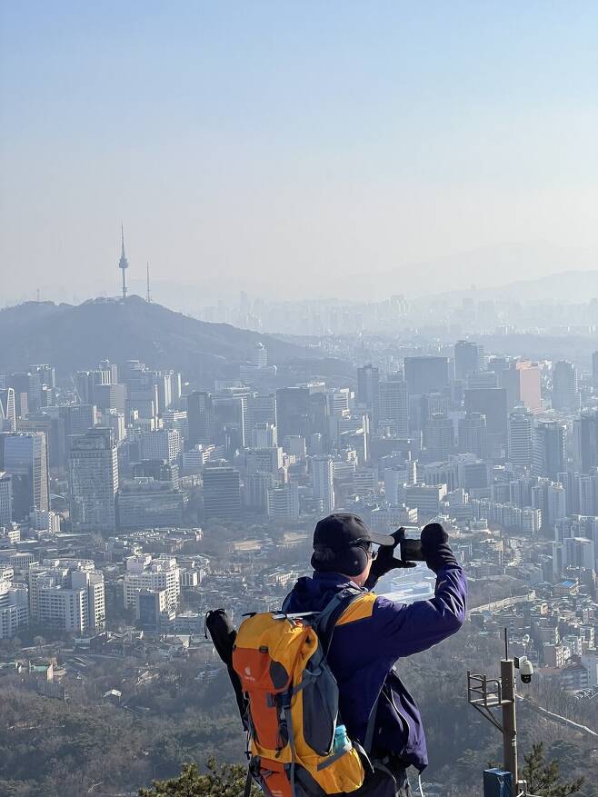 서울 시내에서 바로 연결돼 도심 하이킹 장소로 인기가 높은 종로구 인왕산. 이정국 기자 jglee@hani.co.kr