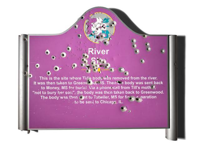 에밋 틸의 시신이 발견된 미시시피주 머니 인근에 세워진 기념물이 총탄에 훼손된 모습. 스미소니언박물관 제공