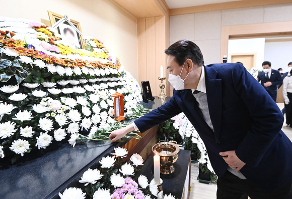 국민의힘 윤석열 대선 후보가 6일 오후 경기도 평택 제일장례식장에 마련된 고 이형석 소방경의 빈소를 찾아 조문하고 있다. [사진=뉴시스]