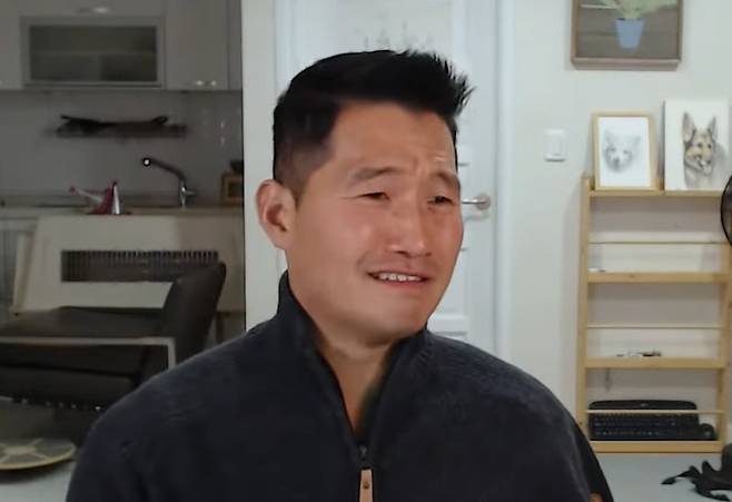 강형욱 동물훈련사가 사고 사진을 보며 얼굴을 찡그리고 있다. [유튜브 캡처]