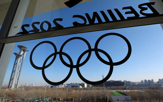 지난 6일 촬영한 중국 베이징에 설치된 베이징 올림픽 마크. REUTERS/Fabrizio Bensch. 연합뉴스.