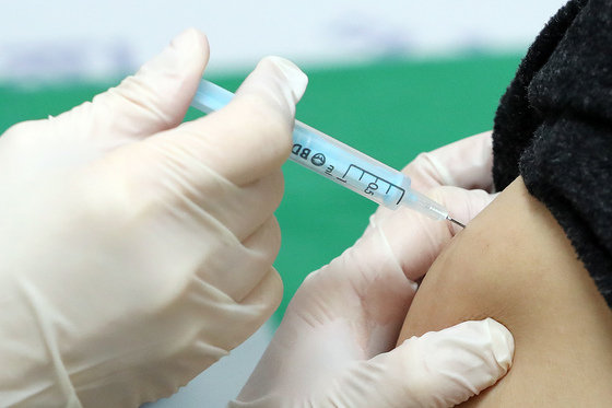 지난달 27일 서울 은평구 한 병원에서 시민이 코로나19 백신 3차 접종을 받고 있다. 기사 내용과 직접적 관련 없는 사진./사진=뉴스1