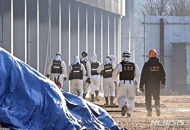 [평택=뉴시스] 김종택기자 = 경기도 평택 물류창고 신축공사장 화재 발생 이틀째인 7일 오후 소방관계자들이 현장 진입을 하고 있다. 2022.01.07.jtk@newsis.com