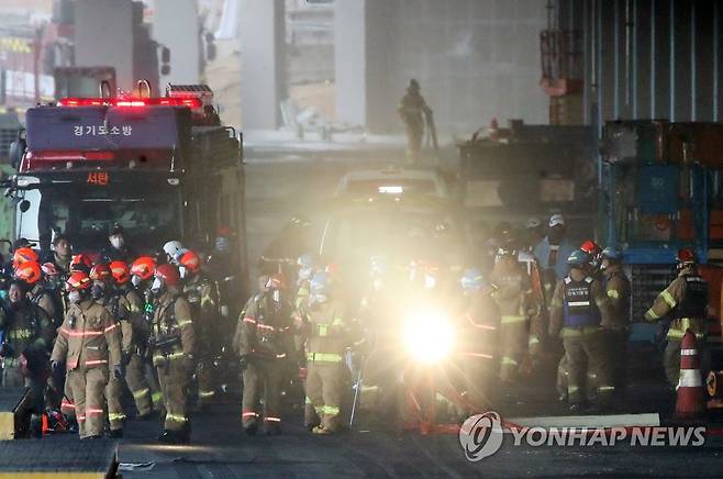 평택 신축공사장 화재 실종 소방관 이송 (평택=연합뉴스) 홍기원 기자 = 6일 오후 경기도 평택시의 한 냉동창고 신축공사장 화재 현장에서 소방관들이 실종됐던 소방관을 구급차로 옮기고 있다. 2022.1.6 xanadu@yna.co.kr