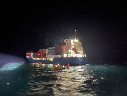 지난해 11월 14일 오전 전남 완도군 여서도와 여수시 거문도 사이 해역에서 27명이 탑승한 부산 선적 어선이 중국 컨테이너선과 충돌 후 침몰했다. 해경은 어선 승선원 25명을 구조하고, 실종된 2명은 수색하고 있다.(사진=완도해양경찰서 제공)