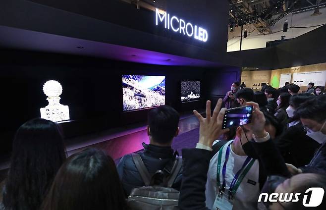 세계 최대 전자·가전·정보기술(IT) 전시회인 CES 2022에서 미국 네바다주 라스베이거스 컨벤션센터에 마련된 삼성전자 부스에 관람객이 다양한 TV 신제품을 살펴보고 있다. 2022.1.5/뉴스1 © News1 조태형 기자