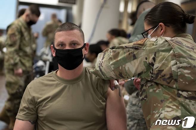 주한미군 코로나19 백신 접종. (주한미군사령부 제공) 2020.12.29/뉴스1