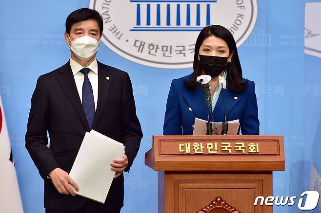 신현영 더불어민주당 의원(오른쪽). 2021.11.12/뉴스1 © News1 구윤성 기자