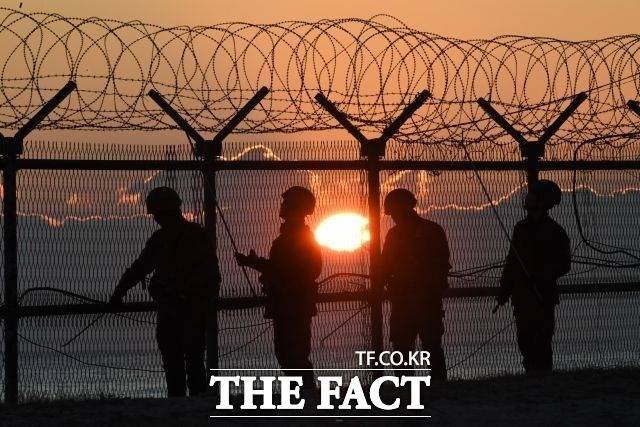 새해 첫날부터 강원도 최전방에서 월북 사건이 발생했다. 감시장비가 월북 정황을 포착했으나 인지 후 대응에 나서기까지 3시간 정도가 걸린 것으로 드러났다. 사진은 지난해 22사단 철책선을 지키는 군인들의 모습. /임영무 기자