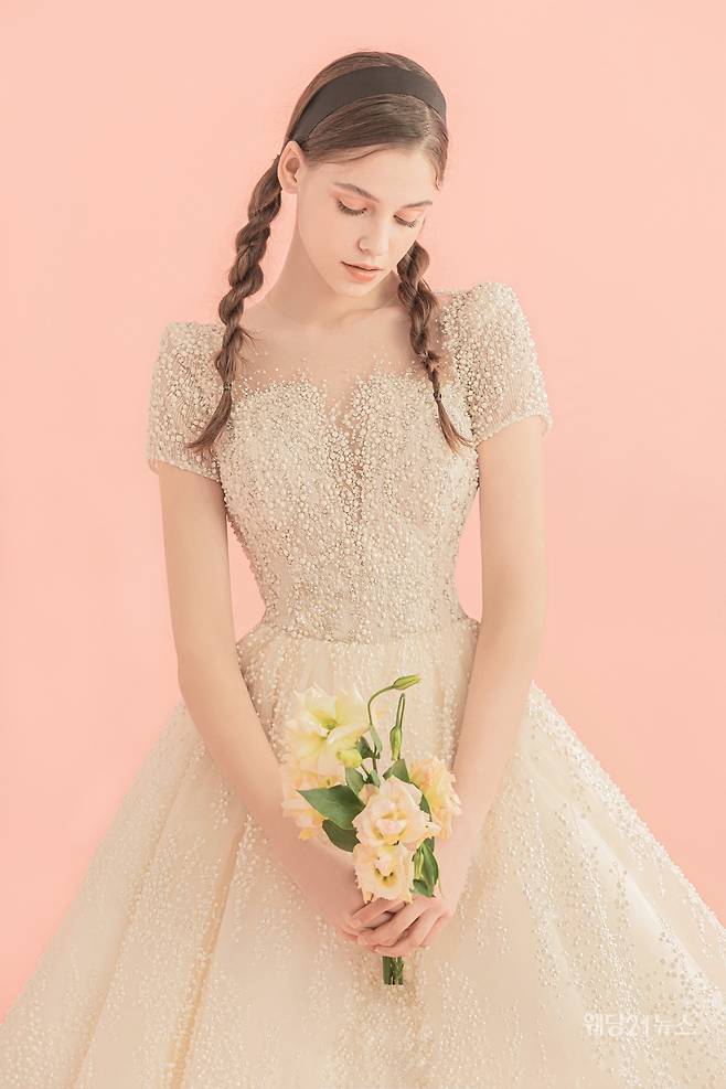 사진 : 웨딩드레스 디케웨딩,&nbsp;포토그래퍼 장웅(소르아 스튜디오),&nbsp;모델 아리나,&nbsp;헤어 소은 메이크업 경미(코코미카),&nbsp;디렉팅 김미경,&nbsp;제품협찬 가빈, 수야