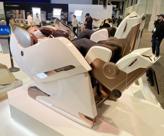 세계 최대 가전·정보기술(IT) 전시회 'CES 2022'에서 한 참관객이 바디프랜드의 로봇 안마의자 ‘팬텀 로보’를 체험하고 있다. [사진제공 = 바디프랜드]
