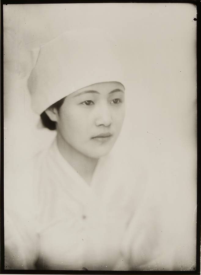정해창이 1929년 촬영한 여인의 초상. 흰 저고리 차림에 흰 두건을 씌워 얼굴이 두드러지게 처리했다. 단아하면서도 기품있는 조선 여인의 미를 보여준다. 1998년 유리 원판으로부터 구본창 프린트, 사진컬렉션 지평