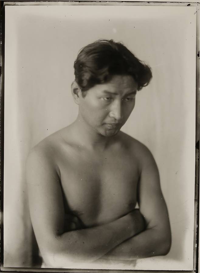 1930년대 정해창이 촬영한 상반신 누드 자화상. 당대 어떤 조선인 화가도 시도하지 않은 파격적 작품이다.  예술적 자의식 강한  정해창의 면모를 보여준다. 1998년 유리원판으로부터 구본창 프린트. 사진 컬렉션 지평