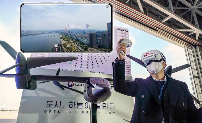 SK텔레콤 매니저가 가상현실(VR)기기를 착용하고 도심항공교통(UAM) 탑승 과정을 체험하고 있다. /SK텔레콤