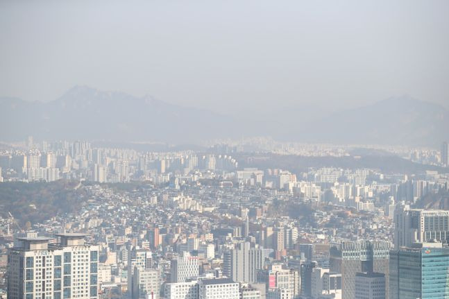 서울 중구 남산에서 바라본 서울 도심이 뿌옇게 보이고 있다. ⓒ데일리안 류영주 기자