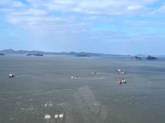 8일 진도군 장도 인근 해상에서 선박 간 충돌로 어선 한척이 전복된 가운데 해경이 승선원 구조활동을 벌이고 있다. (사진=목포해경 제공) /사진=뉴시스