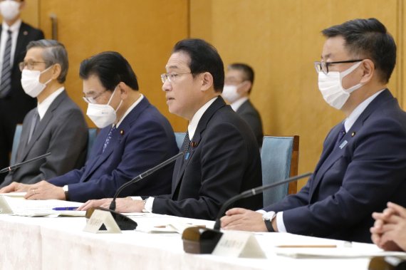 기시다 후미오 일본 총리가 지난 7일 일본 도쿄 총리관저에서 코로나19 대책회의를 열어 발언을 하고 있다. AP뉴시스