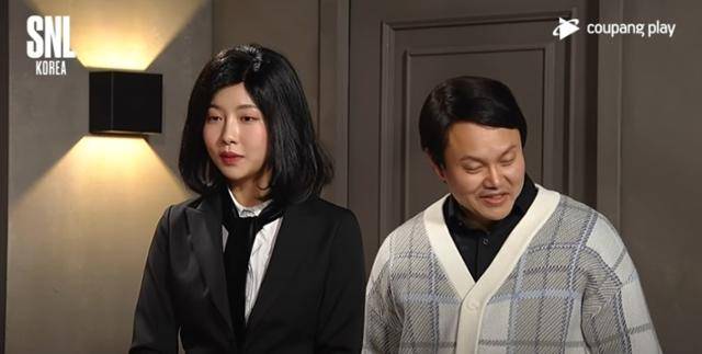 1일 공개된 쿠팡플레이 'SNL코리아'에서 배우 김민교(오른쪽)와 주현영이 윤석열 국민의힘 대선후보와 그의 배우자 김건희씨를 패러디한 모습. 유튜브 영상 캡처