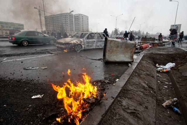 카자흐스탄 최대 도시 알마티 중심가에서 7일 시위대와 군경 충돌로 차량이 불에 타고 있다. 알마티=AP 연합뉴스
