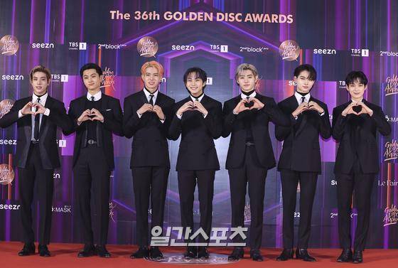 가수 엔하이픈이 8일 오후 서울 구로구 고척스카이돔에서 언택트로 열린 ‘36회 골든디스크 어워즈' 레드카펫 행사에 참석해 포토타임을 갖고 있다. ‘36회 골든디스크 어워즈' 는 JTBC, JTBC2, JTBC4에서 방송되며 seezn 앱과 PC 웹 페이지에서 온라인 국내 독점 중계된다. 특별취재반 park.sewan@joongang.co.kr/ 2022.01.08/