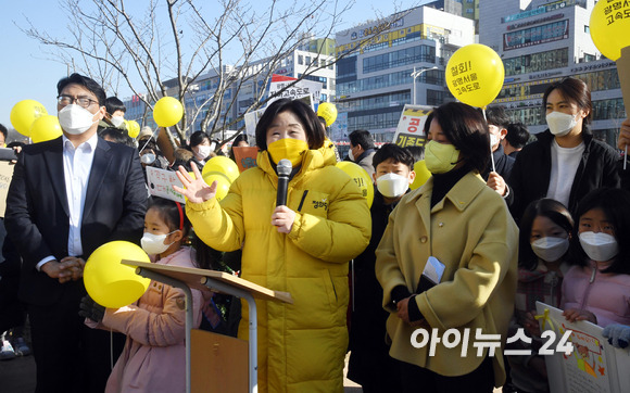 심상정 정의당 대선후보가 7일 서울 구로구 항동 수직구 공사현장을 방문해 주민들과 간담회를 갖고 있다. [사진=김성진 기자]