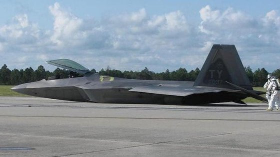 2012년 동체착륙한 미국 공군의 스텔스 전투기 F-22. 미 공군