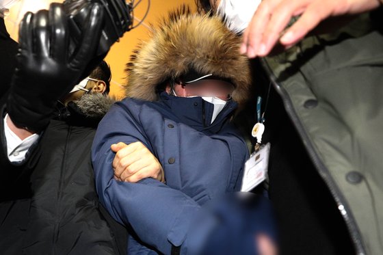 '회삿돈 1880억원 횡령' 혐의를 받는 오스템임플란트 직원 이 모씨가 6일 새벽 서울 강서경찰서로 압송되고 있다. 뉴스1