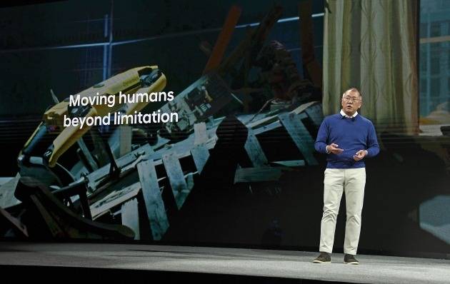 정의선 현대차그룹 회장이 4일(현지시간) 미국 라스베이거스 딜레이베이 컨벤션센터에서 열린 세계 가전 전시회(CES) 2022에서 ‘이동영역을 확장하다’란 주제로 발표를 하고 있다. 사진=한국경제신문