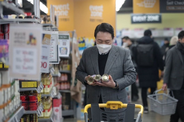 윤석열 국민의힘 대선 후보가 8일 서울 이마트 성수점에서 장을 보며 밥상물가, 방역패스 문제 점검을 하고 있다. 뉴시스