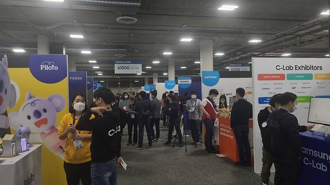 유레카 파크에 마련된 삼성전자 C랩 전시관. C랩 사내벤처 과제 및 외부 스타트업 등 13개 업체가 부스를 꾸렸다./사진=오문영 기자