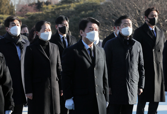 (서울=뉴스1) 오대일 기자 = 안철수 국민의당 대선 후보가 임인년(壬寅年) 새해 첫날인 1일 오전 서울 동작구 국립서울현충원을 참배하고 있다. 2022.1.1/뉴스1