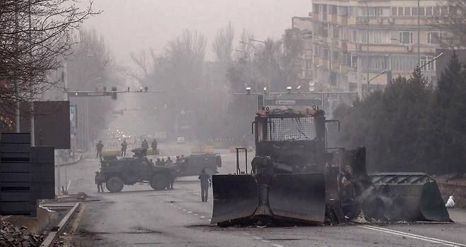 7일(현지시간) 카자흐스탄 알마티 중심부의 도로가 무장한 군인과 군용차량으로 봉쇄됐다. /사진=AFP