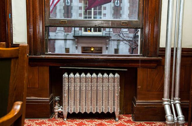 (사진) 1,2차 세계대전 사이에 지어진 맨해튼 건물의 난방용 라디에이터. 뉴욕에는 지금도 이런 라디에이터로 난방하는 건물이 매우 많다.