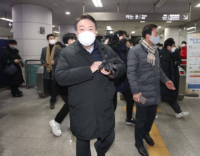 국민의힘 윤석열 대선 후보가 7일 오전 서울 지하철 9호선을 타고 서울 여의도 국회의사당역에서 내려 당사로 출근하고 있다. 국회사진기자단