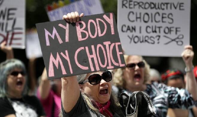 지난 2019년 5월 21일 낙태할 권리를 주장하는 무리가 텍사스 주청사에서 시위를 벌이는 모습. 텍사스=AP뉴시스