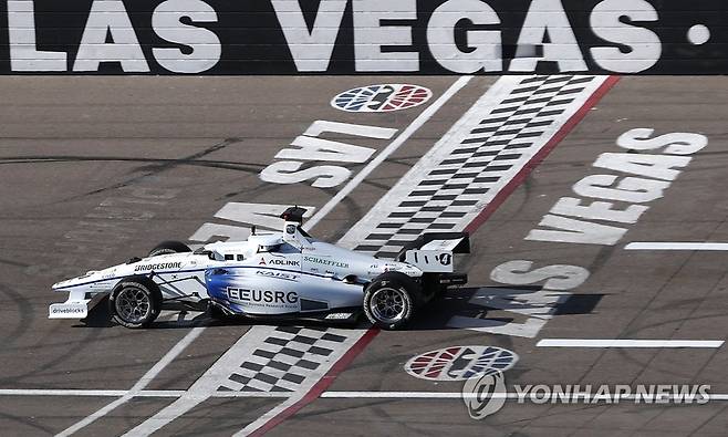 질주하는 카이스트팀의 레이싱카 (라스베이거스=연합뉴스) 이지은 기자 = 세계 최대 전자·IT 전시회인 'CES 2022' 마지막날인 7일(현지시간) 미국 네바다주 라스베이거스 모터스피드웨이에서 열린 'CES 자율주행 챌린지'에서 한국 과학기술원(KAIST) 팀의 레이싱카가 질주하고 있다. 카이스트팀은 이날 4등을 기록했다. 이 대회는 인간 레이서 없이 최대 시속 300㎞로 달릴 수 있는 레이싱카로 실력을 겨룬다. 2022.1.8 jieunlee@yna.co.kr