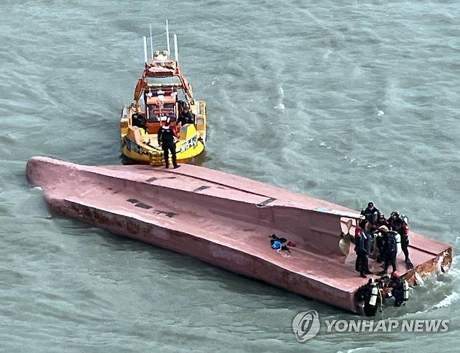 진도 해상 전복 어선 수색 (진도=연합뉴스) 8일 오후 1시 12분께 전남 진도군 장도 북동쪽 3.5㎞ 해상에서 어선 간 충돌 사고가 발생했다. 사진은 사고로 전복된 어선. 이 어선에는 5명이 타고 있으며 1명이 구조되고 4명이 실종됐다. 2022.1.8 [목포해경 제공. 재판매 및 DB 금지] cbebop@yna.co.kr